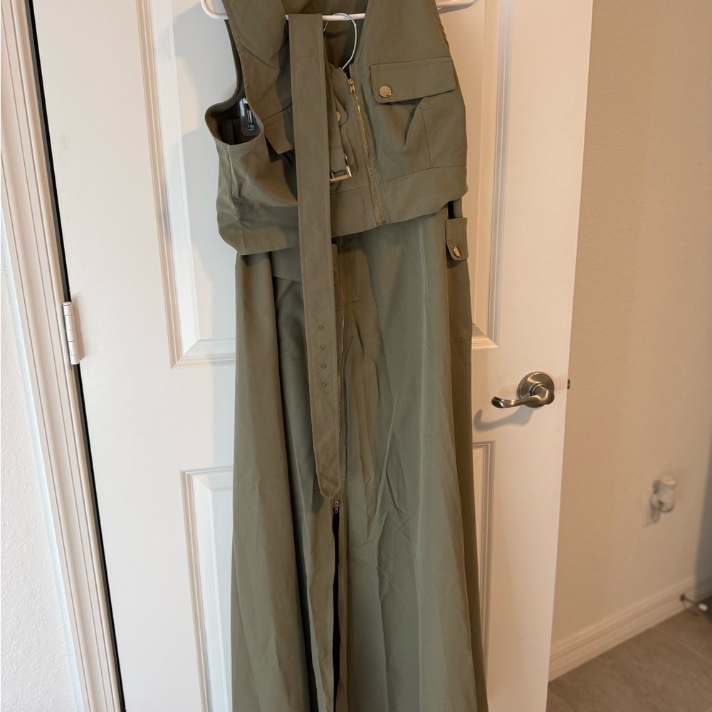 V Neck Zip-Up Vest
Buckle Pocket Slit Maxi
Skirt 2pcs Set-Green